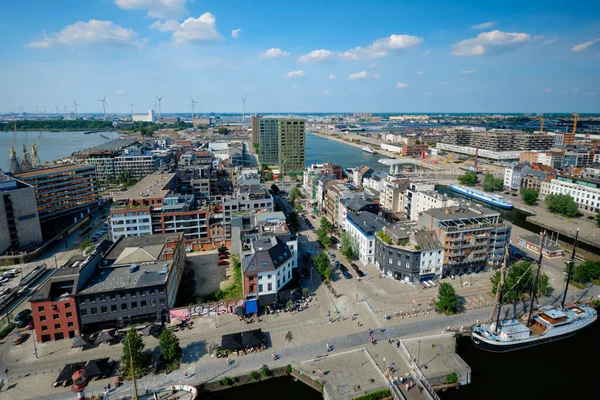 Luchtfoto van Antwerpen stad met havenkraan in goederenterminal. Antwerpen, België — Stockfoto