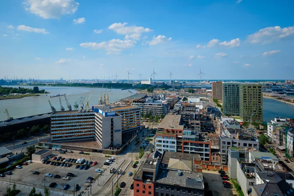 Widok z lotu ptaka miasta Antwerpia z dźwigiem portowym w terminalu towarowym. Antwerpen, Belgia — Zdjęcie stockowe