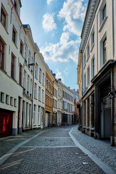 Ulica Antwerpia z rzędem domów w starym europejskim porcie miejskim, Belgia — Zdjęcie stockowe