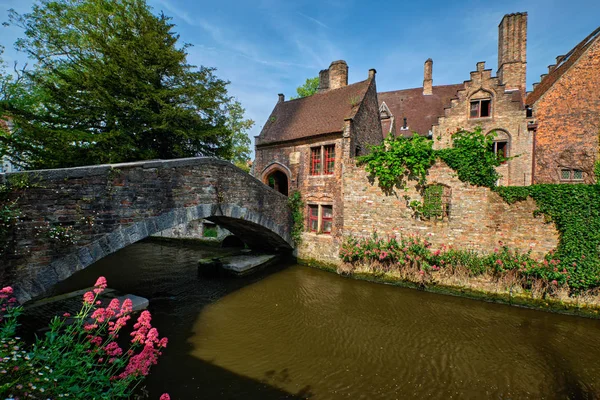 Ponte Bonifacius velha e casas medievais em Bruges, Bélgica — Fotografia de Stock