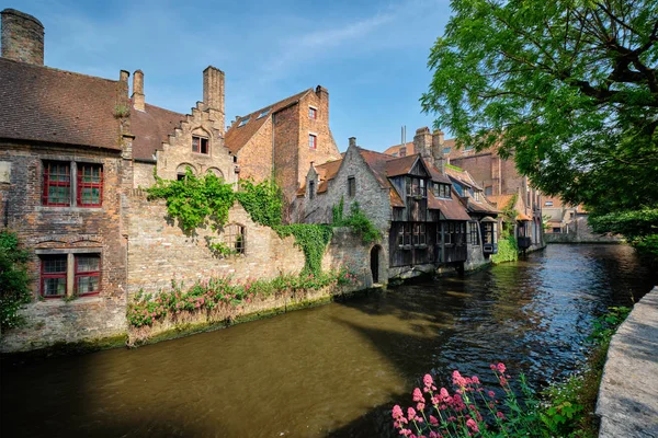 Canal with old houses in Bruge, Beligum — Stock Photo, Image