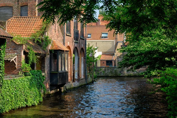 ブリッジ,ベルギーの古い家のある運河 — ストック写真