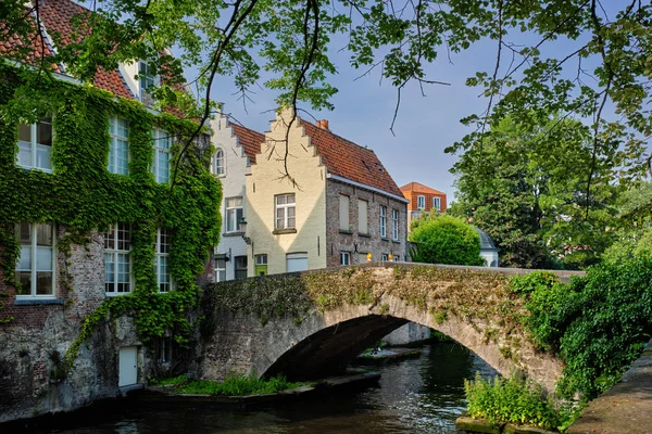 Canal de Brujas y casas antiguas. Brujas, Bélgica — Foto de Stock