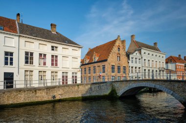 Brugge Kanalı ve eski evler. Bruges, Belçika
