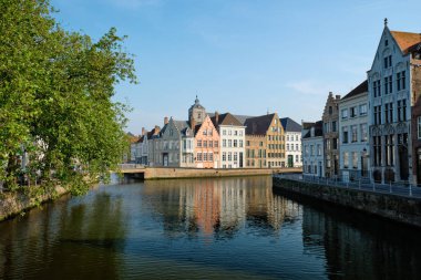 Brugge Kanalı ve eski evler. Bruges, Belçika