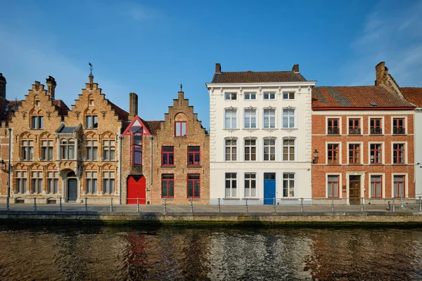Kanał Brugii i stare domy. Brugia, Belgia — Zdjęcie stockowe