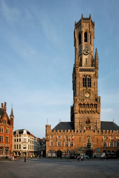 Brugge Belfry tower and Grote markt square em Bruges, Bélgica ao pôr-do-sol — Fotografia de Stock