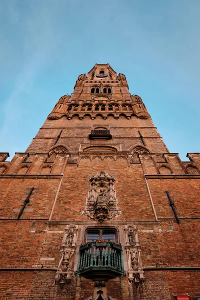 Detalhes da fachada da torre de Brugge Belfry na praça Grote markt em Bruges, Bélgica ao pôr-do-sol — Fotografia de Stock