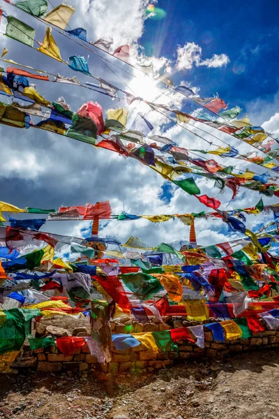 Imádság zászlók buddhista mantra őket Kunzum La — Stock Fotó