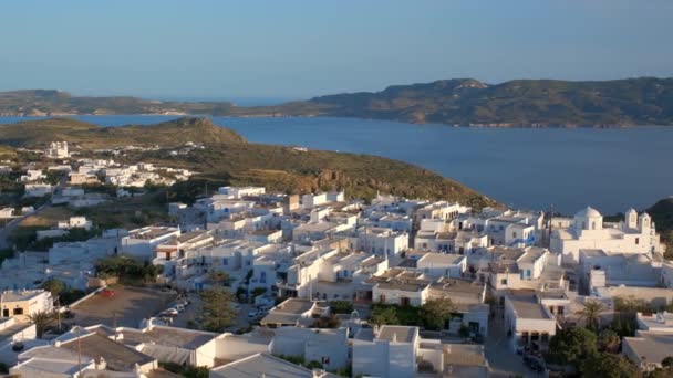 Vue panoramique du village de Plaka avec église grecque traditionnelle. Île de Milos, Grèce