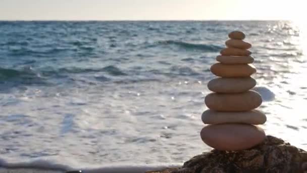 Konzept von Gleichgewicht und Harmonie - Steinhaufen am Strand — Stockvideo