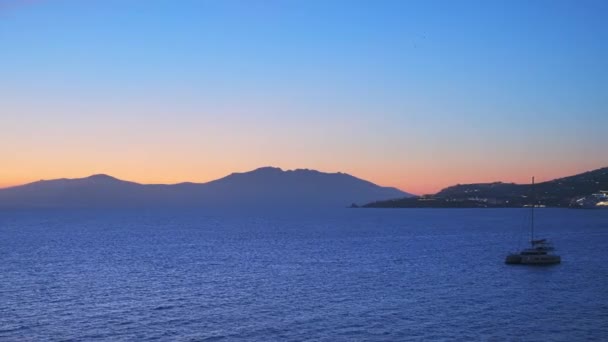 Захід сонця в Міконосі (Греція) з круїзними кораблями і яхтами в порту. — стокове відео