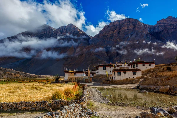 Paesaggio himalayano con villaggio nella valle di Spiti aslo conosciuto come Piccolo Tibet. Himachal Pradesh, India — Foto Stock