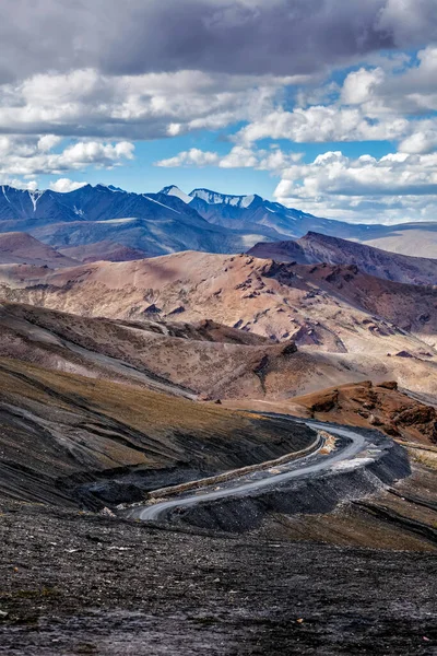 Road in Himalayas with mountains — Stock Photo, Image