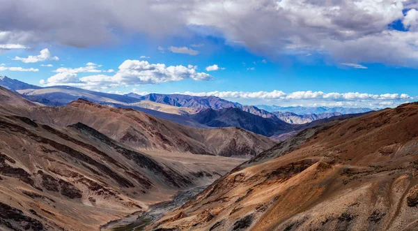 Himalajski krajobraz Himalajów. Widok z dużej wysokości Tanglang la Pass. Indie Północne — Zdjęcie stockowe