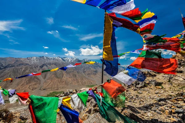Buddhist prayer flags lungta in Spiti Valley, India — Stock Photo, Image