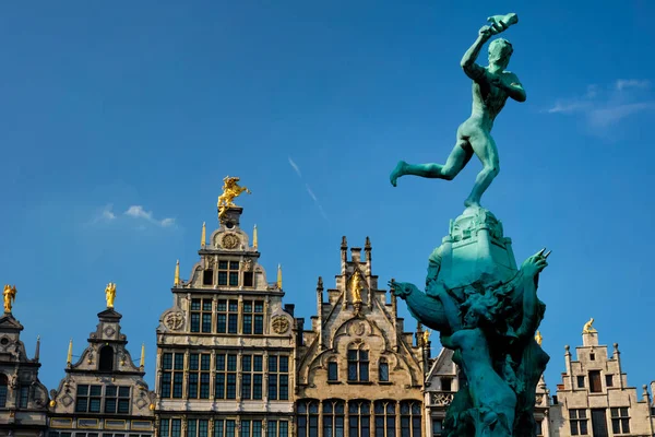 Antverpy Grote Markt staré domy a monumentální fontána socha, Belgie. Flandry — Stock fotografie