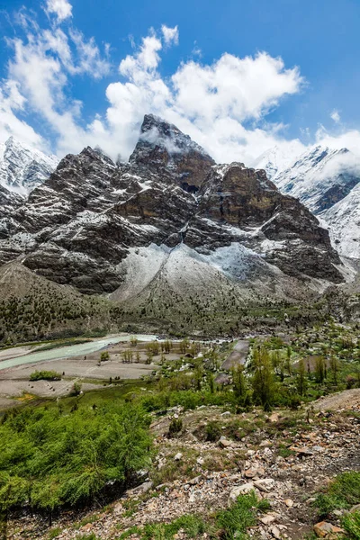 Lahaul valley in Himalayas with snowcappeped mountains. Himachal Pradesh, India — Stock Photo, Image