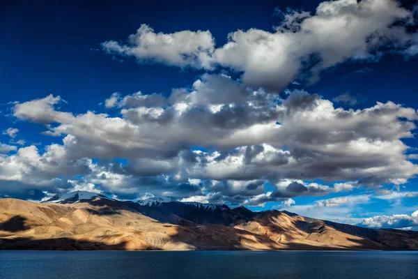 Lago Tso Moriri no Himalaia. Ladakh, Inda — Fotografia de Stock