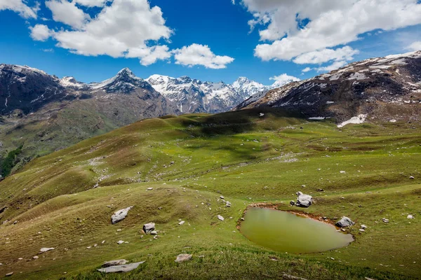 Himalayalar 'daki Hint Himalayaları manzarası — Stok fotoğraf