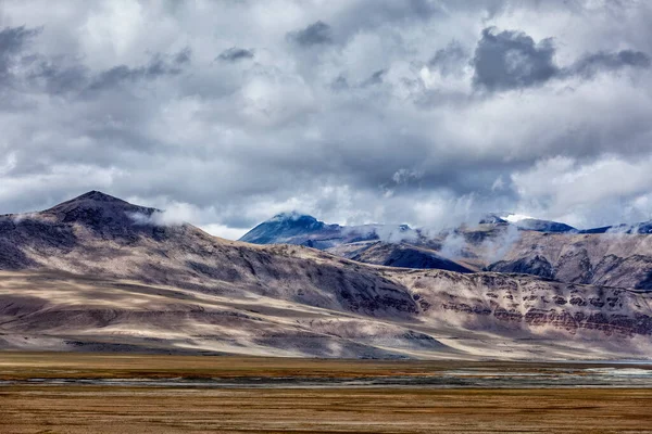 Цо Кар - колеблющееся солёное озеро в Гималаях — стоковое фото