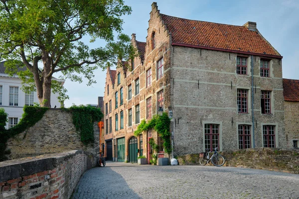 Brugge Kanalı ve eski evler. Bruges, Belçika — Stok fotoğraf