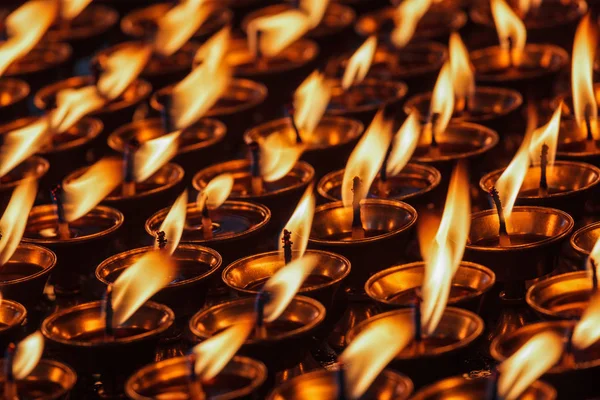 Burning candles in Buddhist temple — Stock Photo, Image