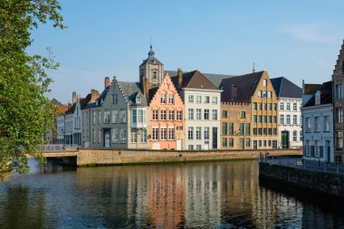 Brugge Kanalı ve eski evler. Bruges, Belçika