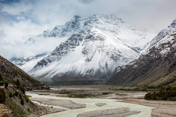 Lahaul valley in Himalayas with snowcappeped mountains. Himachal Pradesh, India — Stock Photo, Image