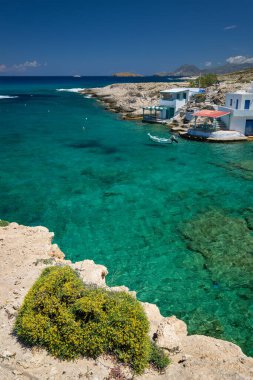 Yunanistan 'ın Milos adasındaki Mitakas köyünün plajında kristal berrak mavi su.