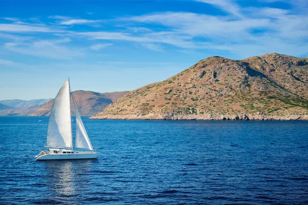 Catamarane yacht in Aegean Sea — Stock Photo, Image