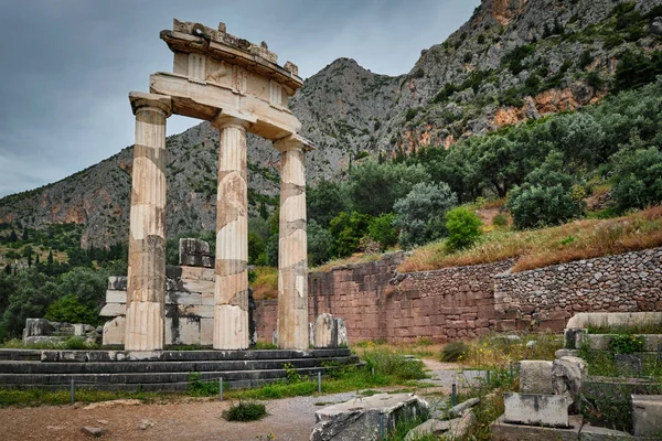 Развалины храма Афины Пронойи в древнем Дельфи, Греция — стоковое фото
