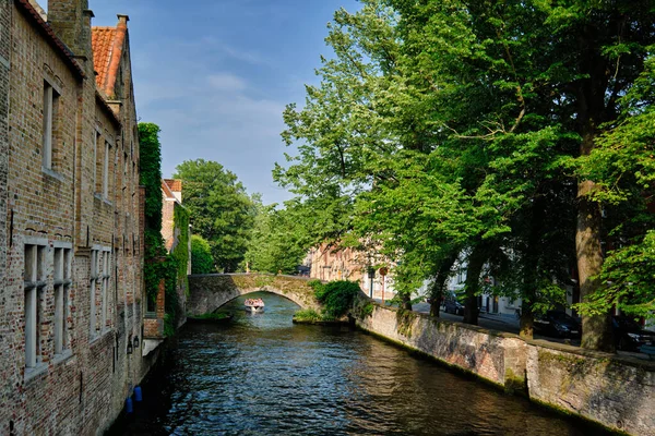 Toeristische boot in kanaal. Brugge Brugge, België — Stockfoto