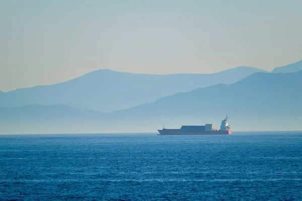 Vrachtschip in de Egeïsche Zee — Stockfoto