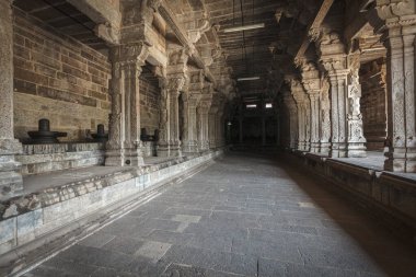 lingams ve hindu Tapınağı sütunlar