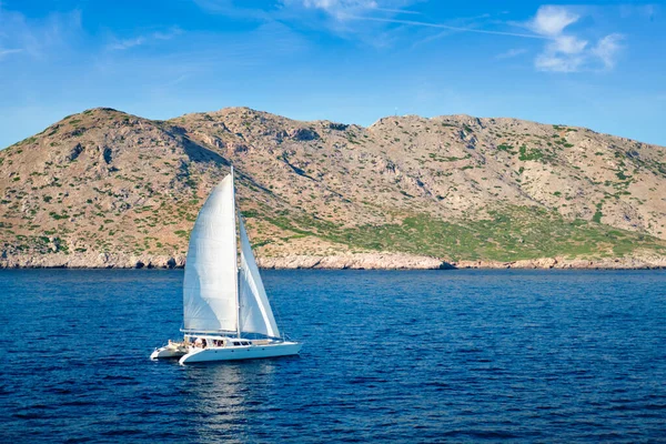 Catamaran yacht in Aegean Sea — Stock Photo, Image