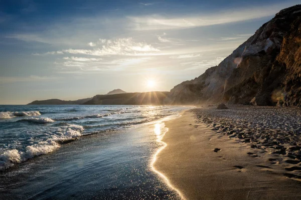 Playa de Fyriplaka al atardecer, Isla de Milos, Cícladas, Grecia — Foto de Stock