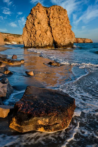 Praia de Fyriplaka no por do sol, ilha de Milos, Cíclades, Grécia — Fotografia de Stock