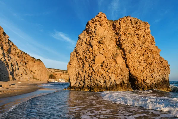 Praia de Fyriplaka no por do sol, ilha de Milos, Cíclades, Grécia — Fotografia de Stock