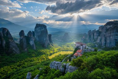 Meteora manastırlarının üzerinde gün batımı
