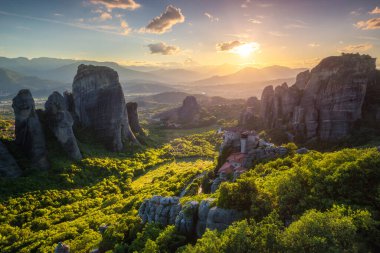 Meteora manastırlarının üzerinde gün batımı