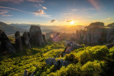 Meteora manastırlarının üzerinde gün batımı