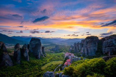Günbatımı gökyüzü ve Meteora Manastırı