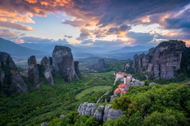 Günbatımı gökyüzü ve Meteora Manastırı