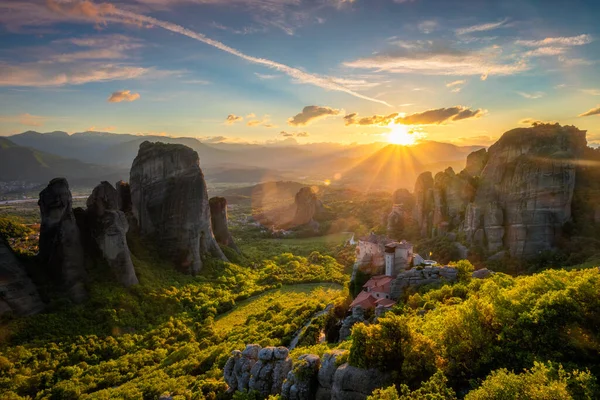 Pôr do sol sobre mosteiros de Meteora — Fotografia de Stock