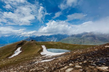 Himalayalar 'daki Hint Himalayaları manzarası