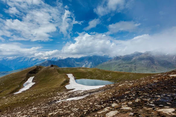 Himalayalar 'daki Hint Himalayaları manzarası — Stok fotoğraf