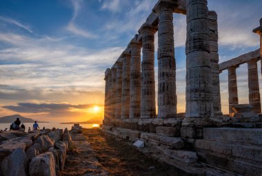 Günbatımında Sounio Burnu 'ndaki Poseidon tapınağı harabeleri, Yunanistan