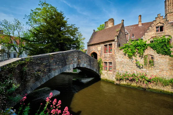 Starý most Bonifacius a středověké domy v Bruggách, Belgie — Stock fotografie