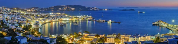 Puerto de la isla de Mykonos con los barcos, islas de Cyclades, Grecia —  Fotos de Stock